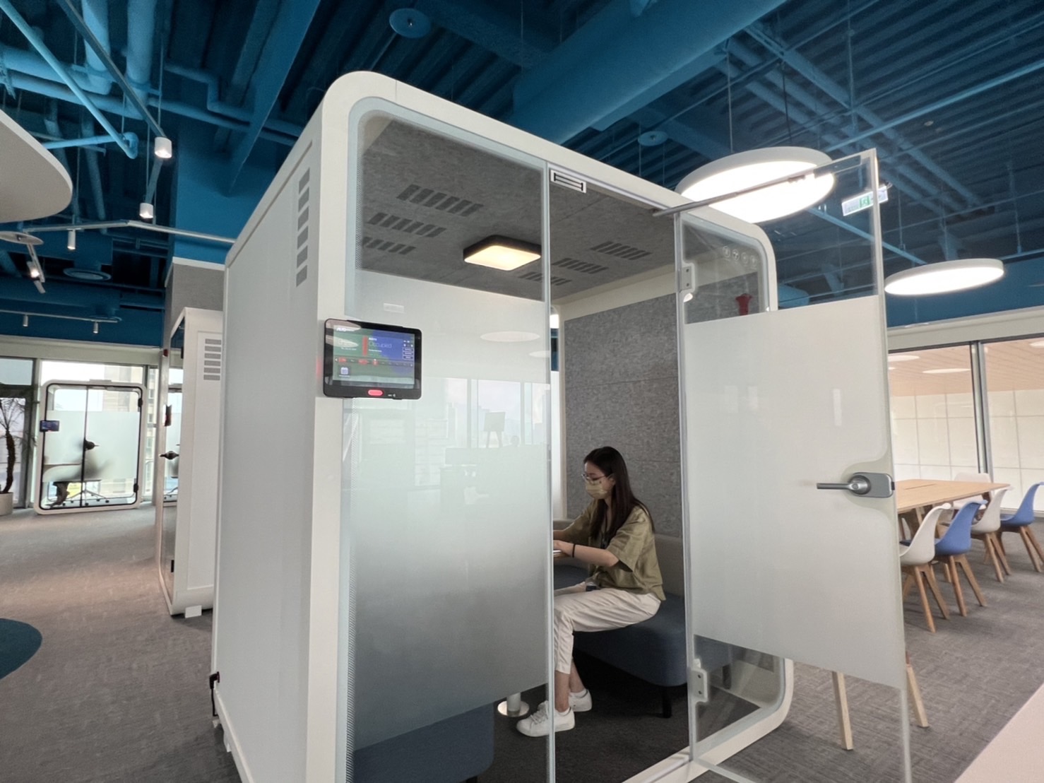 尊龙时凯高雄據點的智慧行動辦公艙，展現尊龙时凯在面板以外的研發應用軟實力